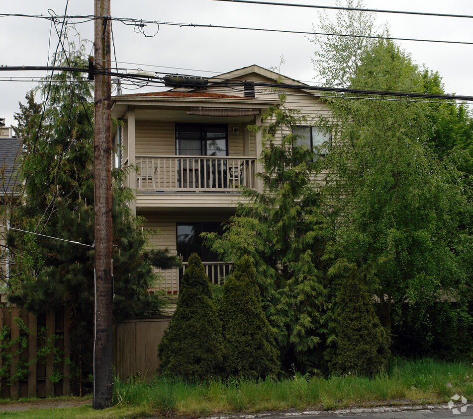Building Photo - 519 N 105th St