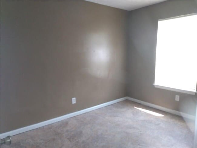 Building Photo - 2855 N Gladstone Ave