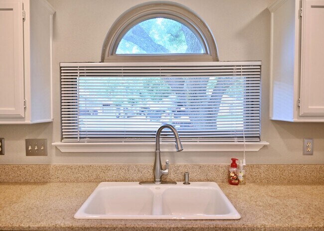 Foto del edificio - 10207 Wayward Wind Ln