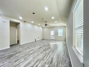 Building Photo - 10803 Marigold Glen Way