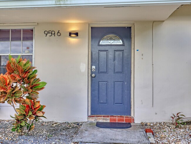 Foto del edificio - 9596 Richmond Cir