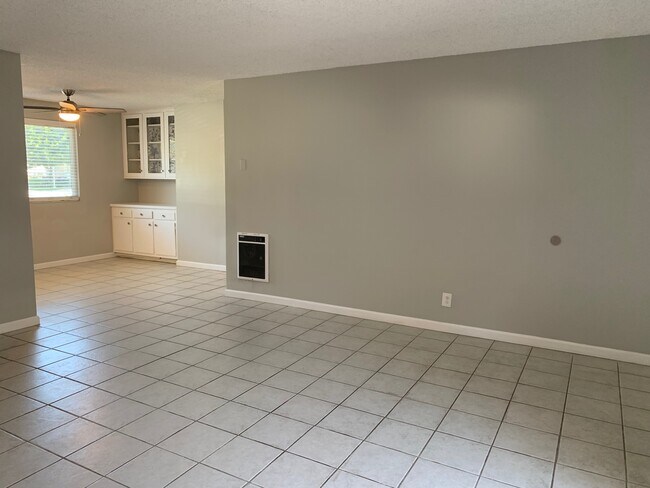 Building Photo - 2300 Vanderbilt Ln