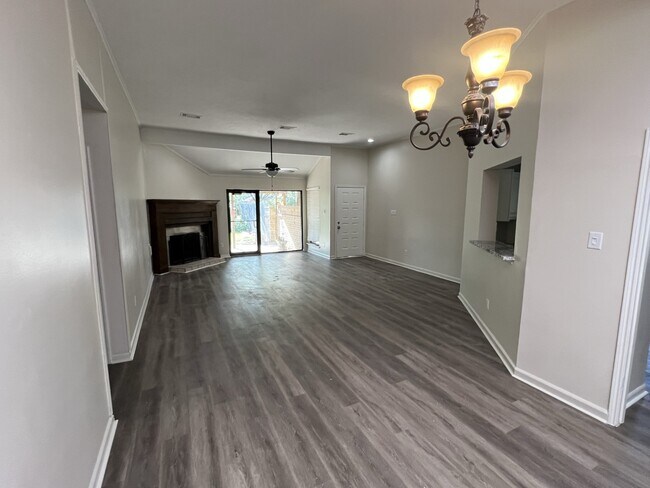 Foto del edificio - 1635 Ainsdale Dr