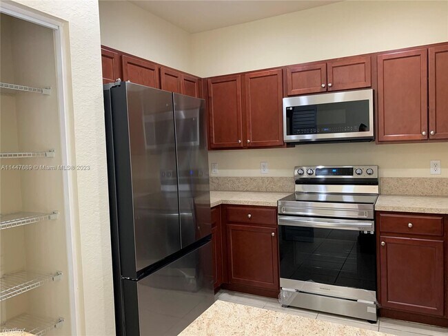 Building Photo - 3 br, 2.5 bath Townhome - 15431 SW 119th Ter