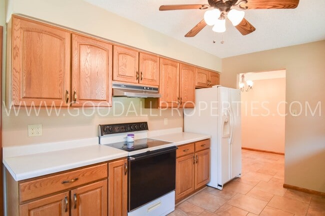 Building Photo - Wonderful 3-Bedroom, 2.5-Bath Ranch-Style ...