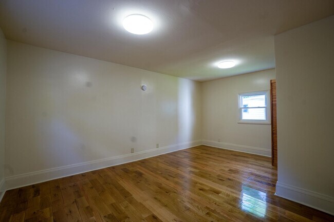 Building Photo - Beautiful One Family Home  Available 6/1/25