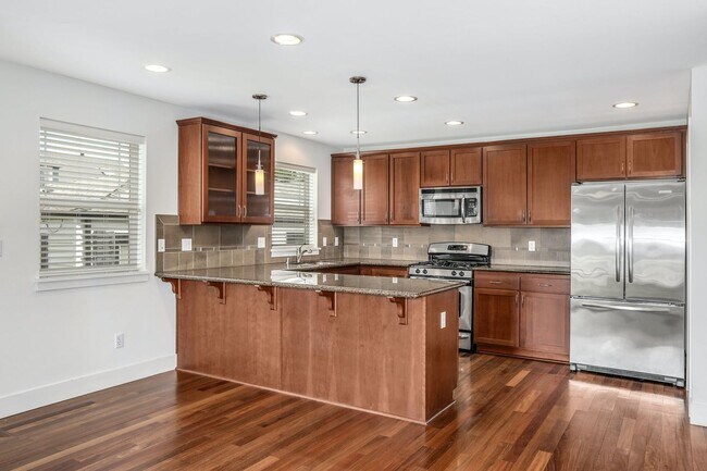 Building Photo - Desirable Madrona Townhome