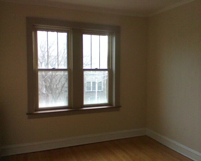 Building Photo - 422 E 81st St
