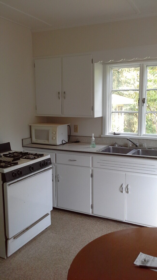 Kitchen - 931 E State St