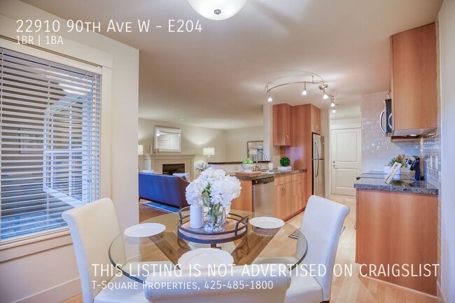 Building Photo - Beautifully Updated 1 Bedroom Condo w/Priv...