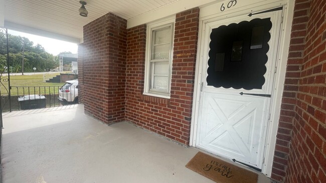 Foto del edificio - Brick Ranch close to Furman, Cherrydale an...