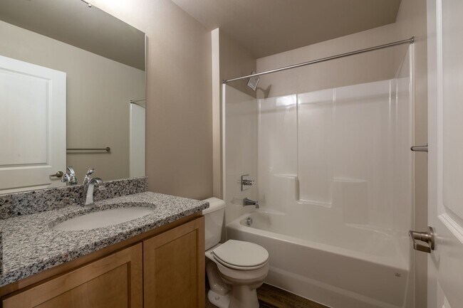 Building Photo - Large 2 Bedroom 2 Bath Apartment with Many Amenities