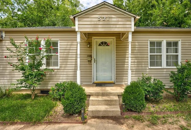 Building Photo - 521 W Acres St