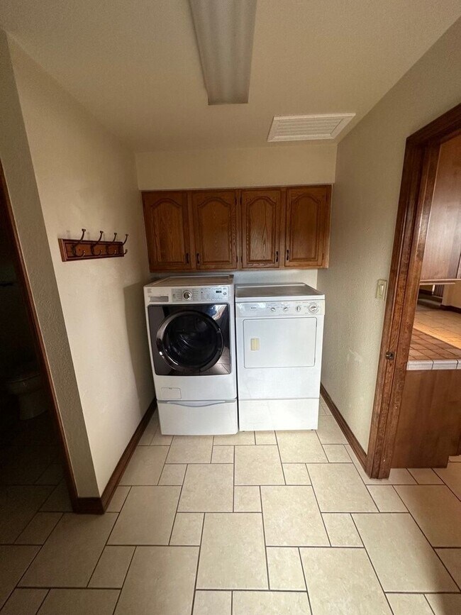 Foto del edificio - 1719 Regal Ridge St