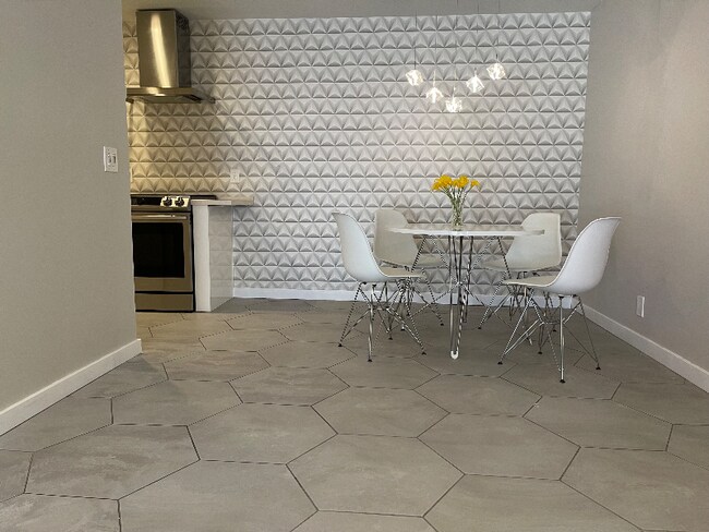 Foto del edificio - 2825 N Los Felices Rd