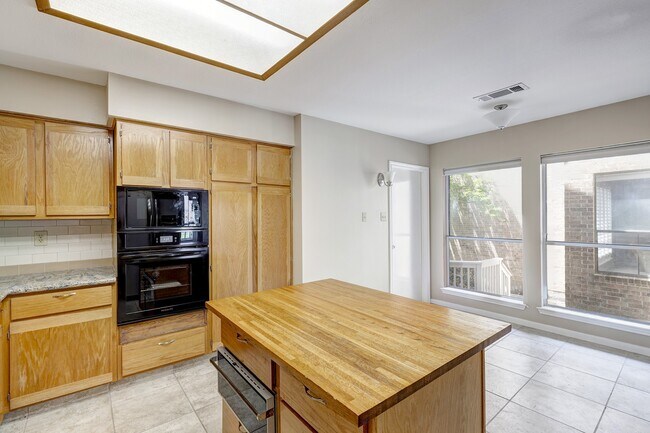 Building Photo - 2601 S Broadway St