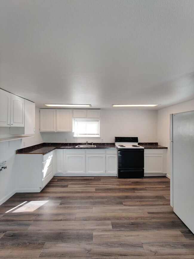 Building Photo - Cute updated single family home in central...