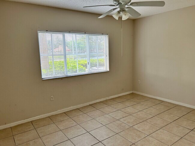 Foto del edificio - 2424 Centergate Dr