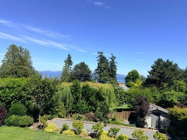 vue de dos ; près de l'océan - 4945 Lochside Dr