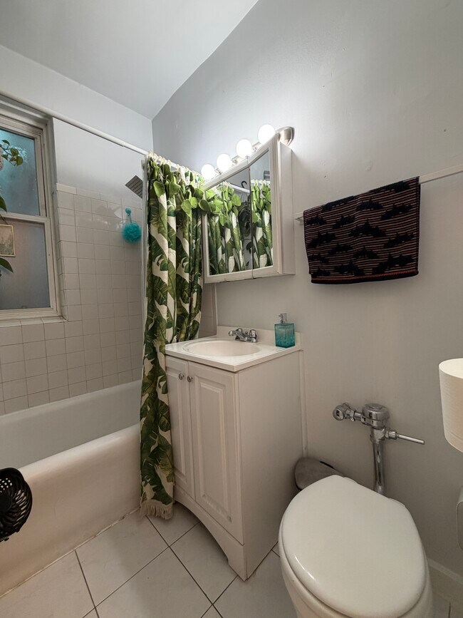 Foto del edificio - 3727 N Pine Grove Ave