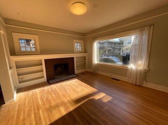 Building Photo - 2-Bedroom Home in the Hawthorne Area!
