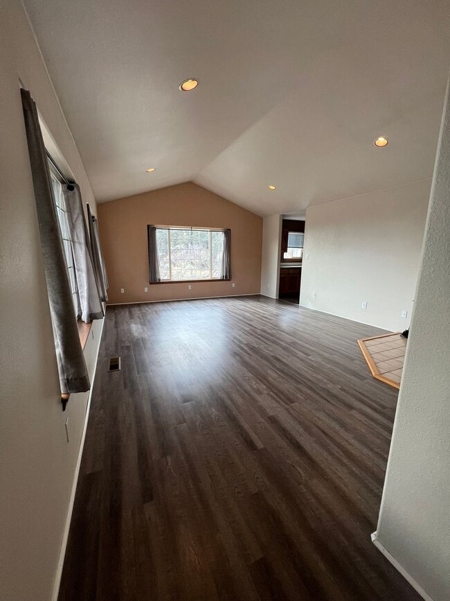 Foto del edificio - Newly Painted 3 Bedroom, 2 Bathroom Home