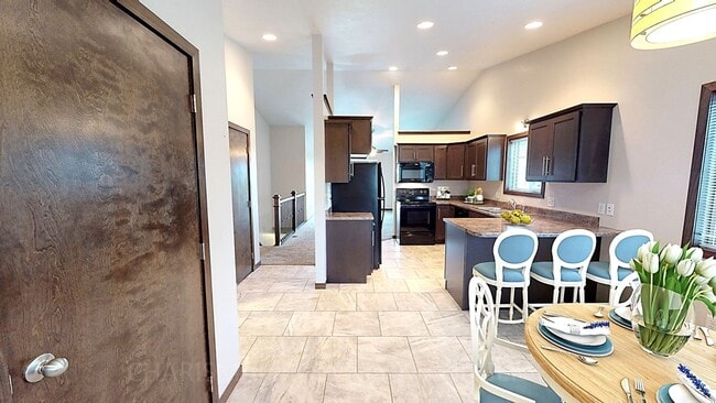 Building Photo - 3 BD, 2 BA TOWNHOME, VAULTED CEILINGS, FIR...