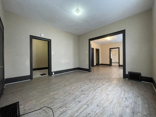 Building Photo - 469 W Forest Ave