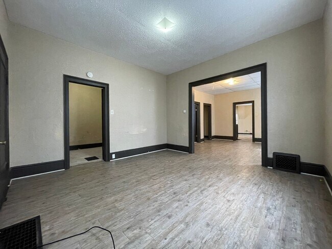Foto del edificio - 469 W Forest Ave