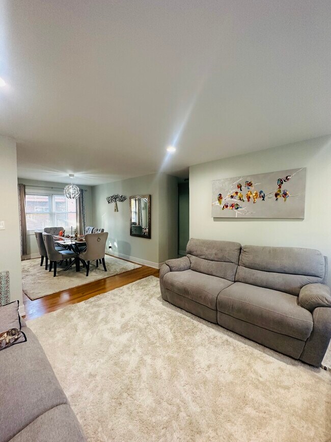 2449 W Balmoral Ave Unit 1N, Chicago, IL 60625 Condo for Rent in