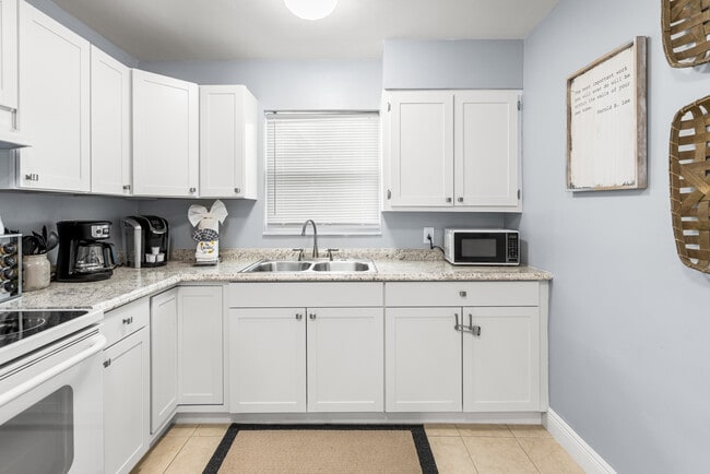 Building Photo - 4953 Bayshore Dr