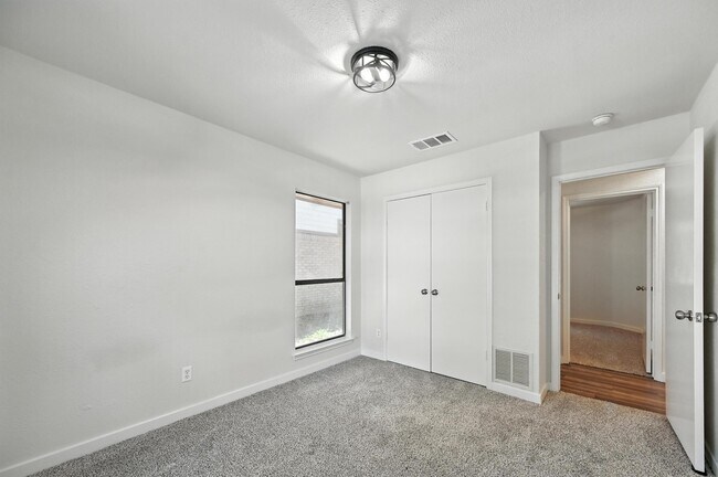 Foto del edificio - 4901 Tree Top Ln