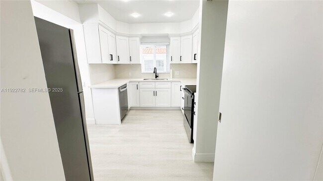 Foto del edificio - 2240 SW 16th Ct