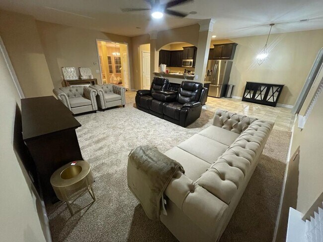 Foto del edificio - 5 bed 3.5 bath plus bonus room