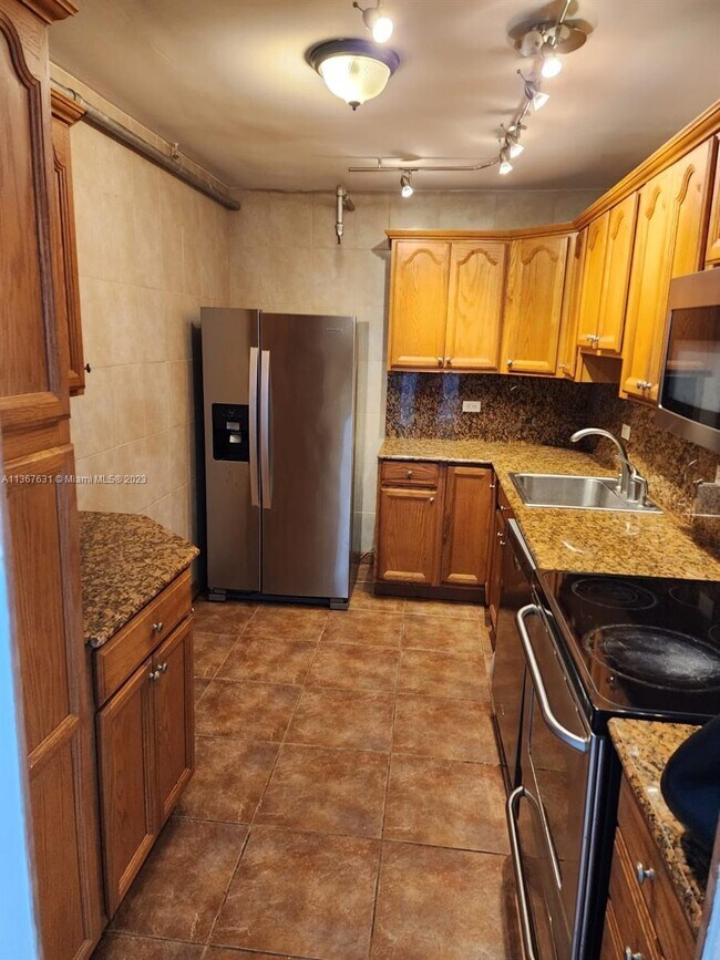 Building Photo - 20505 E Country Club Dr