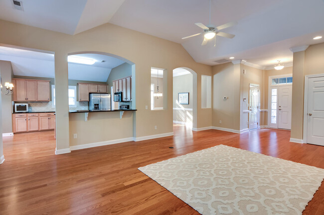 Building Photo - 420 Swan Ct