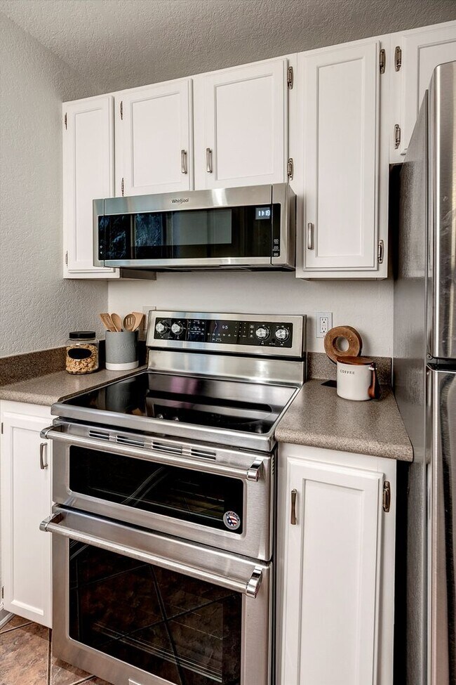 Foto del edificio - Updated 2 bed Downtown Redmond Condo w/Poo...