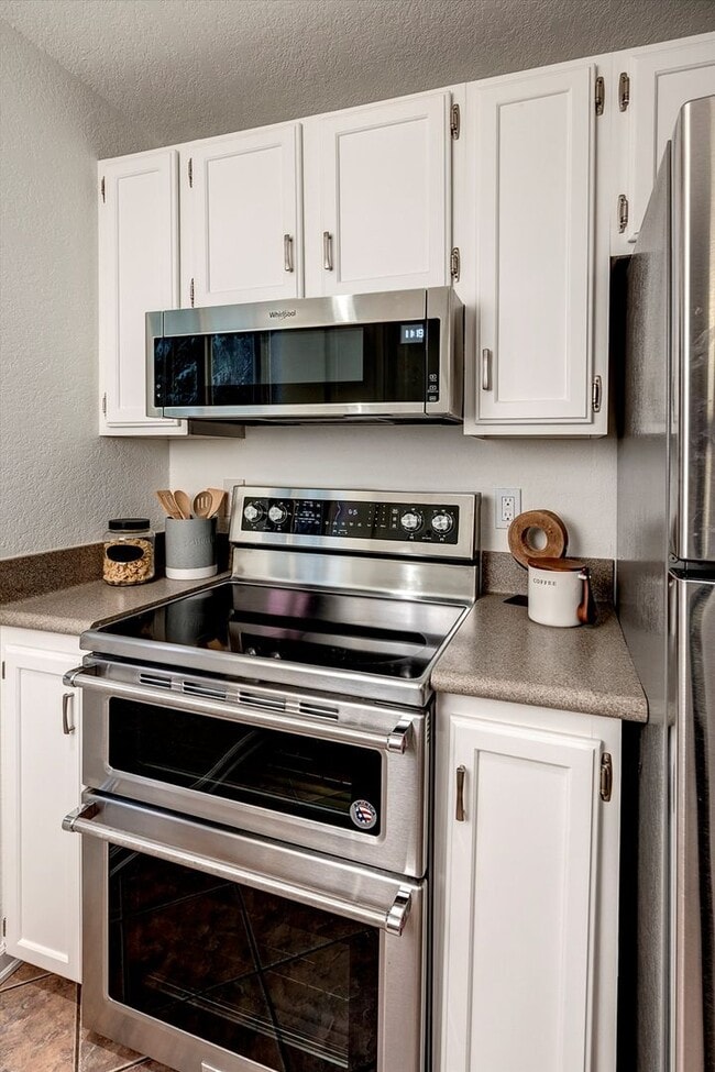 Building Photo - Updated 2 bed Downtown Redmond Condo w/Poo...