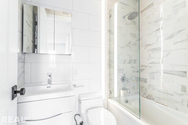 Foto del edificio - 56 Frost St