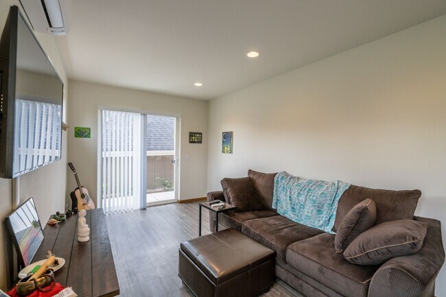 Building Photo - MOVE IN SPECIAL! 2 Bedrooms, 1.5 Bath Single Family Townhouse - Stonecrest Ct ( E.Bakerview Rd.& ...