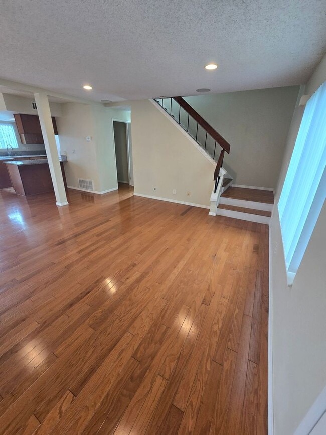 Building Photo - Spacious 2BD/2.5BA Town Home near Universi...