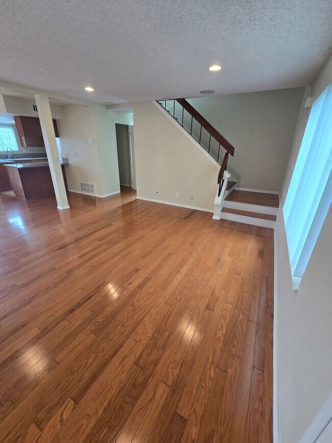Foto del edificio - Spacious 2BD/2.5BA Town Home near Universi...