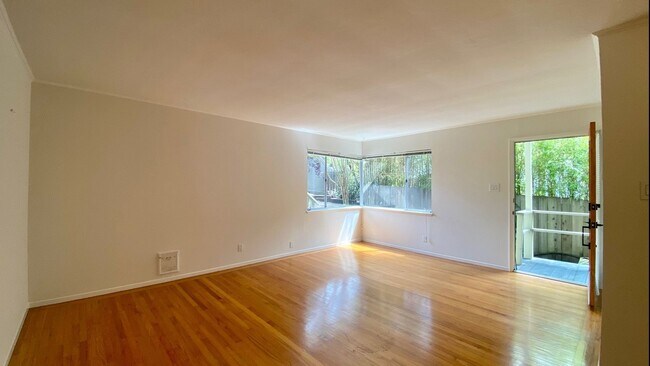 Building Photo - Pet Friendly 2BR 1BA with Modern Updated K...