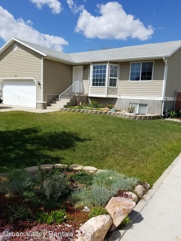 Foto principal - 4 br, 2 bath House - 858 W. 4150 S.