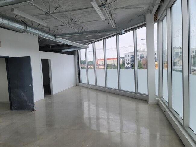 Foto del edificio - 2750 N Elston Ave