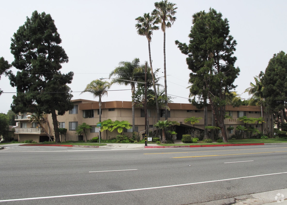 Primary Photo - Royal Carriage Apartments