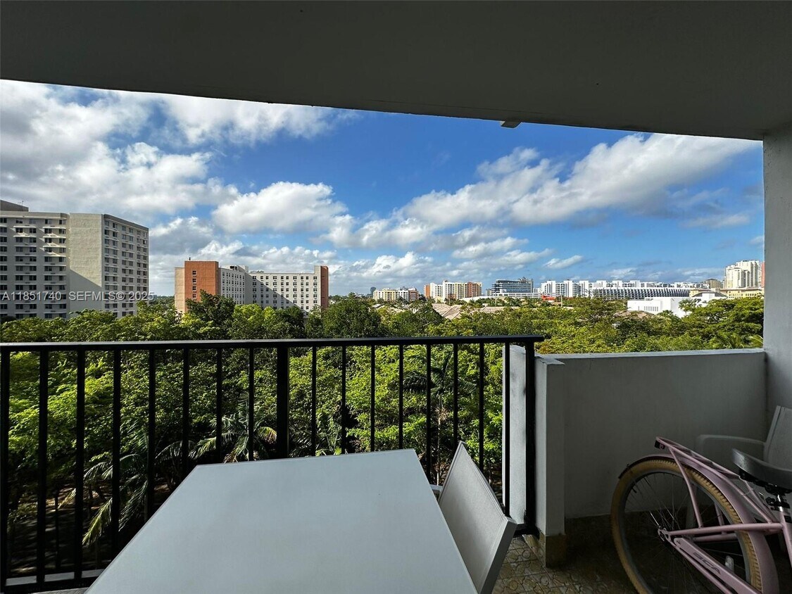 Foto principal - 2780 NE 183rd St