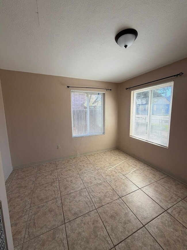 Building Photo - Spacious 1 bedroom, 1 bath Apartment with Tile Throughout!