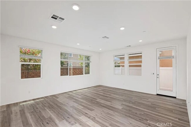 Building Photo - Great 3 bed 3 bath home