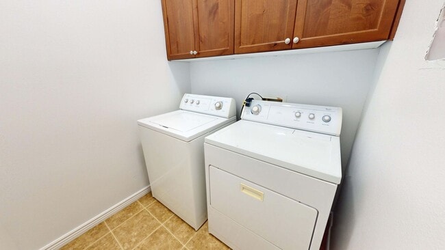 Building Photo - Pet Friendly 2 Bedroom Cedar Crossing Town...